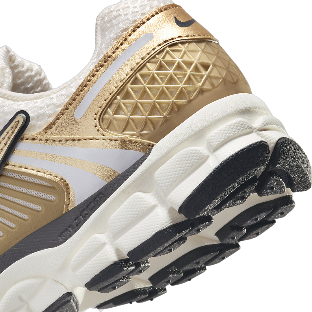 Nike Women's Zoom Vomero 5 Shoes - Photon Dust / Metallic Gold / Gridiron / Sail - Shopsportive