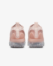Load image into Gallery viewer, Nike Women&#39;s Air Vapormax 2021 Flyknit Shoes - Pink Oxford / Rose Whisper / Metallic Silver Sportive
